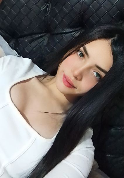 Only women: Video call with girls with Laura on Meetgle